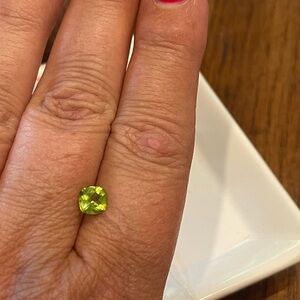 Cushion cut peridot birthstone (august)